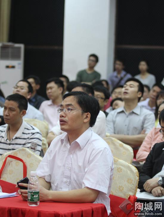 观众在认真听讲