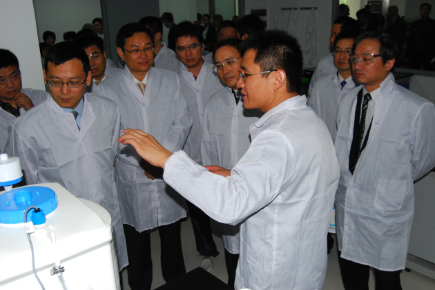 嘉宾们参观广东中西达一新药开发有限公司