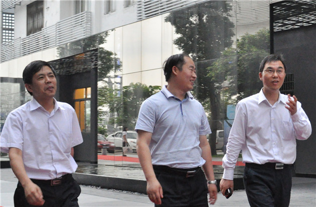  佛山新媒体产业园董事长李新良（右一）热情接待长葛市副市长范耀江（中）一行