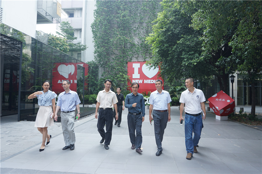 广东省委统战部副巡视员黄石松（前排右三）一行走进广东新媒体产业园
