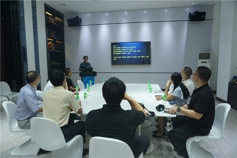 广东新媒体产业园董事长李新良介绍新兴业态