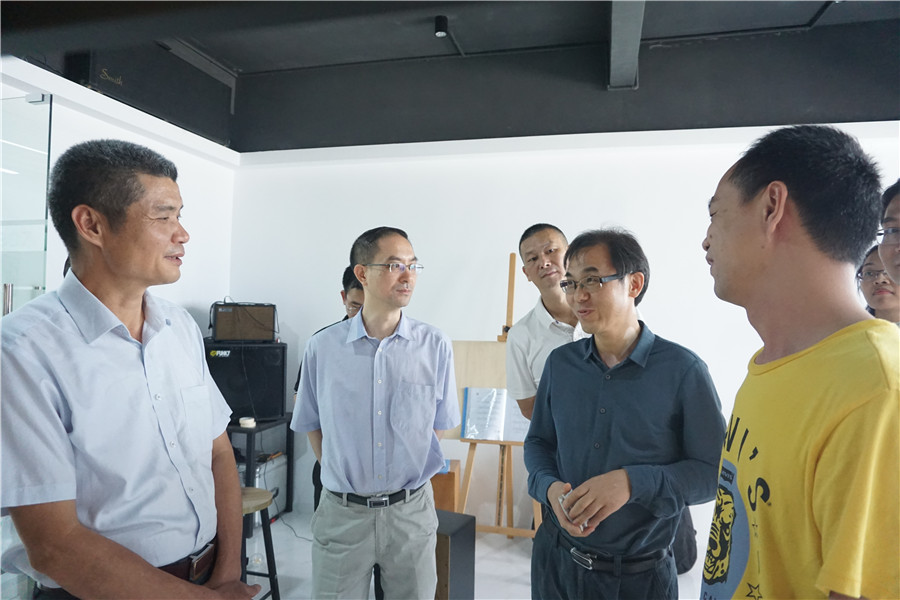 参观广东新媒体产业园内企业来风文创工作室
