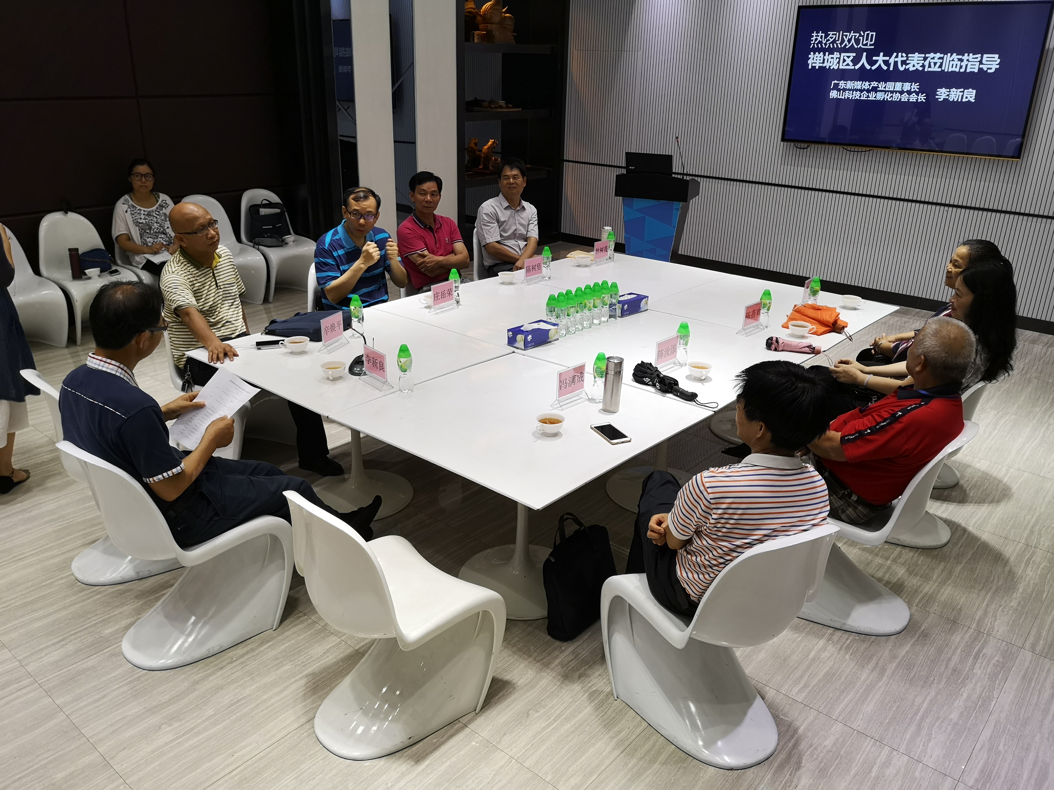 新媒体产业园李新良与人大代表共同商讨