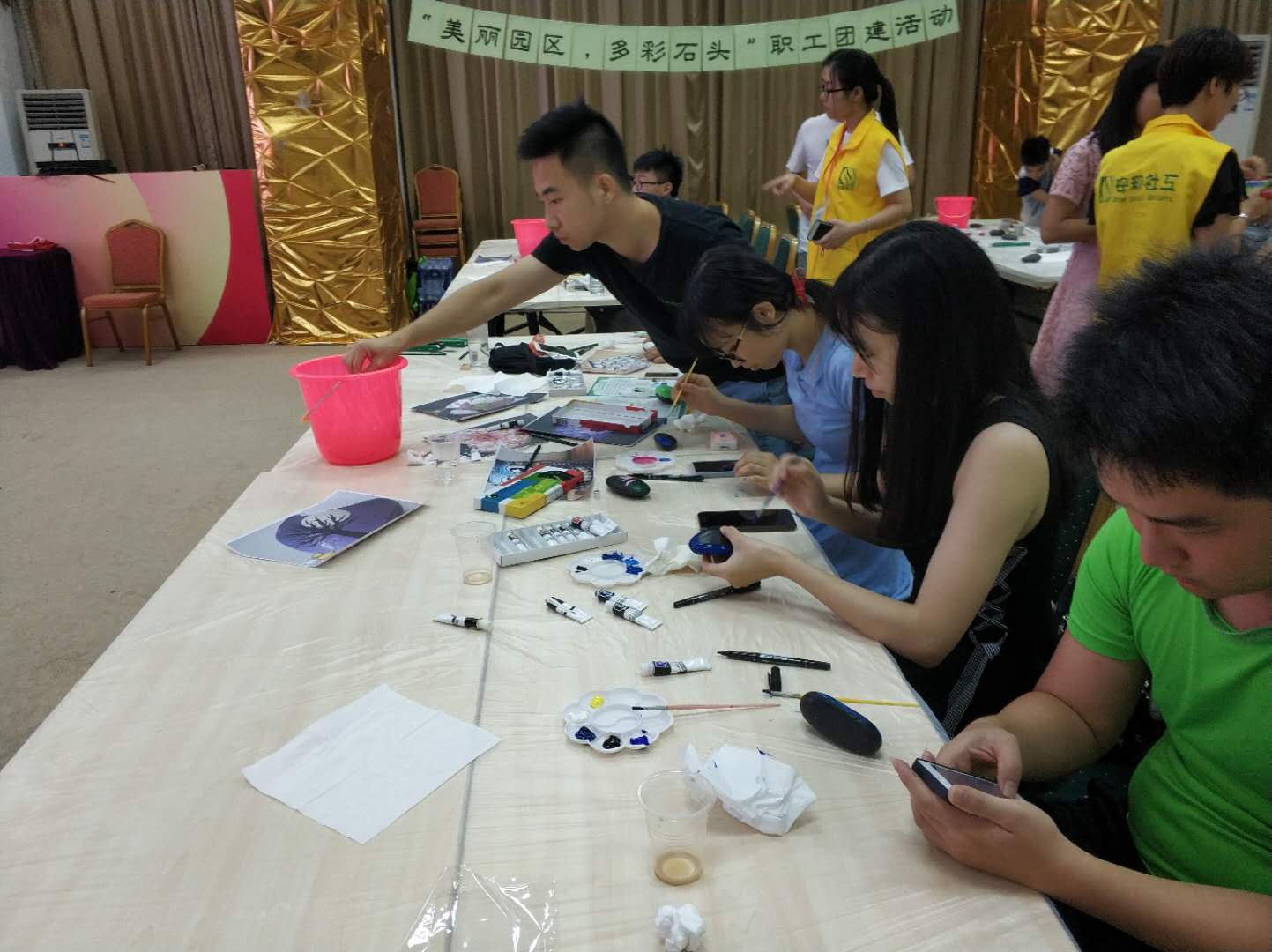 “职工心向党·绘出新时代”职工彩绘石头团建活动