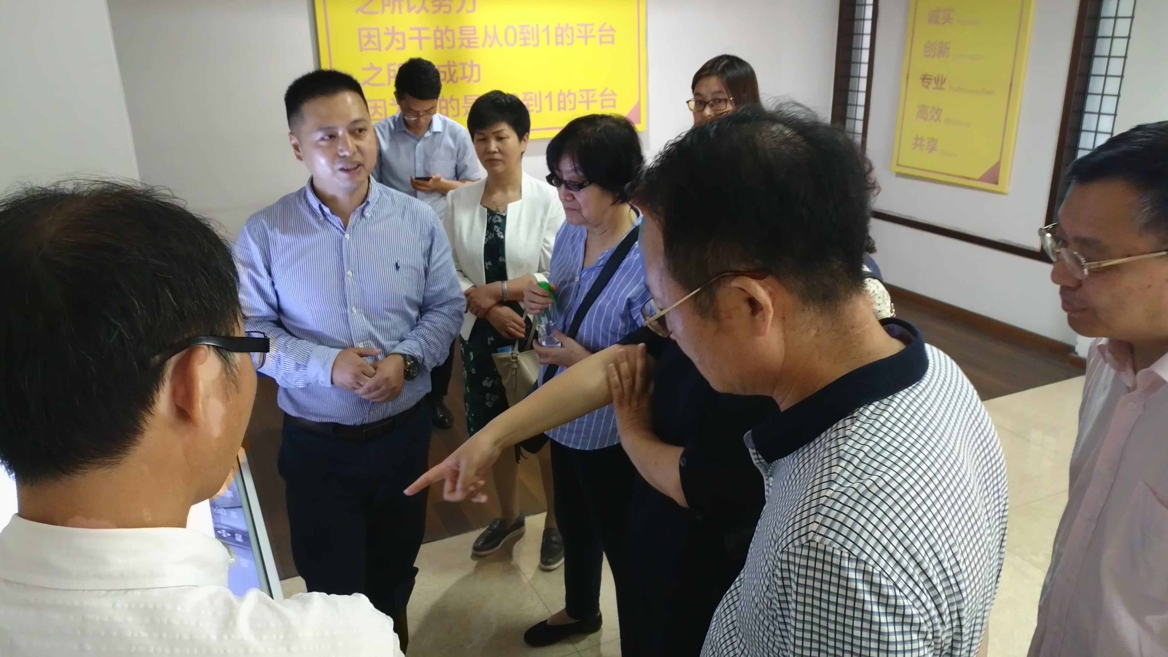 生产力促进中心领导考察新媒体园